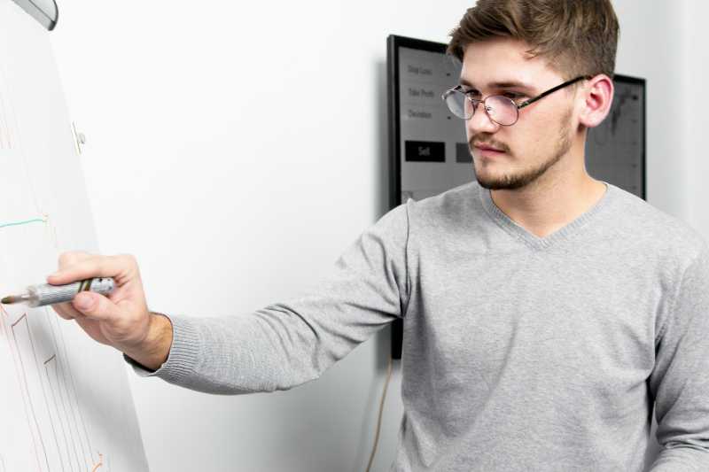 Imagem Ilustrativa - Homem escrevendo