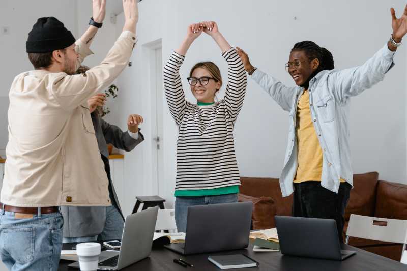 equipe de pessoas comemorando o sucesso de um evento 