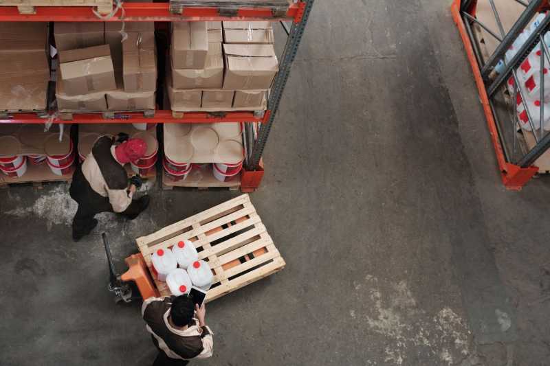 mostrando um setor logístico de expedição, caixas em estoque e funcionarios