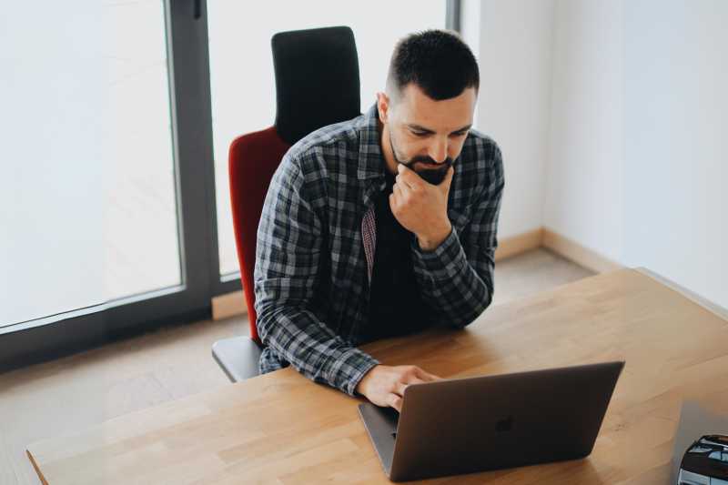 Imagem Ilustrativa - Homem usando um computador