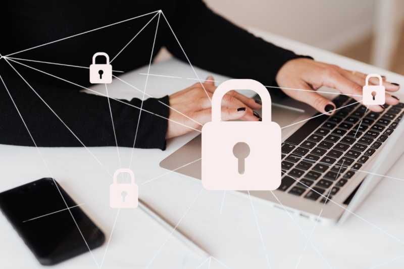 Imagem Ilustrativa - Computador e cadeados em volta