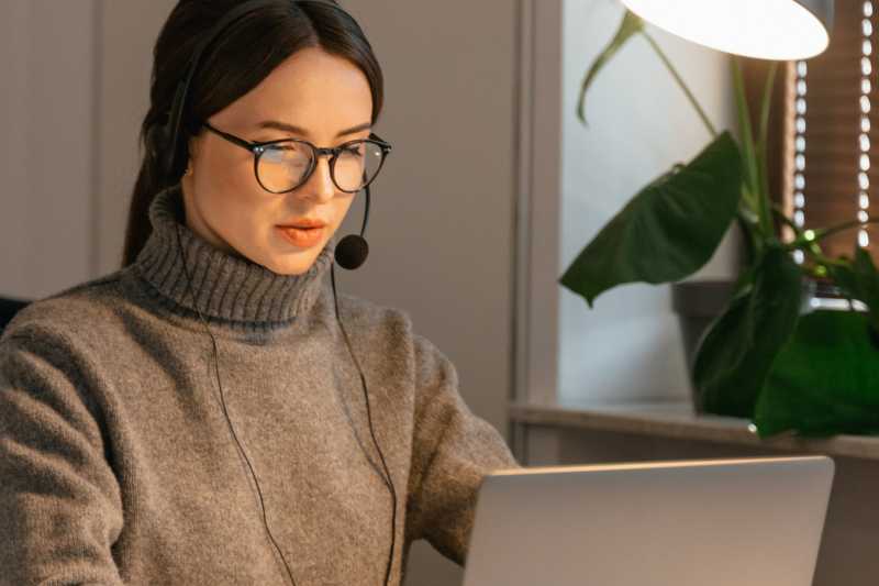 Imagem Ilustrativa - Mulher realizando um suporte ao cliente remotamente