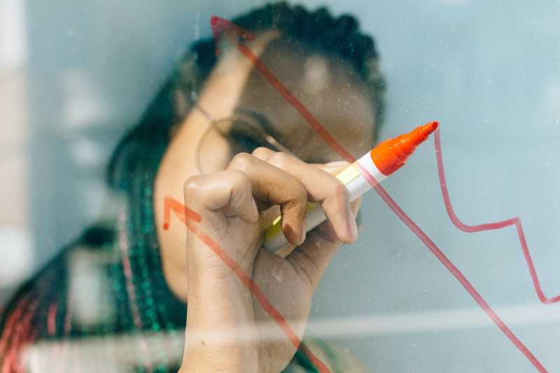 Imagem Ilustrativa - Mulher desenhando uma seta