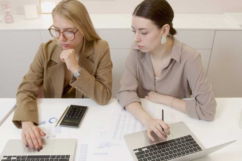 Imagem Ilustrativa - Há duas mulheres em um escritório