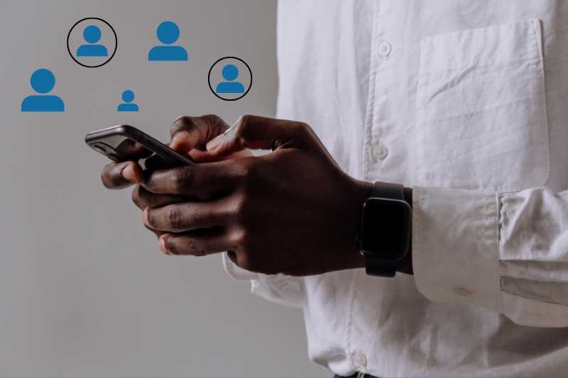 Imagem Ilustrativa - Homem usando um smartphone